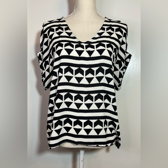 Lush Black and White Geometric Blouse Women’s Size Small Short Sleeve - Picture 7 of 7